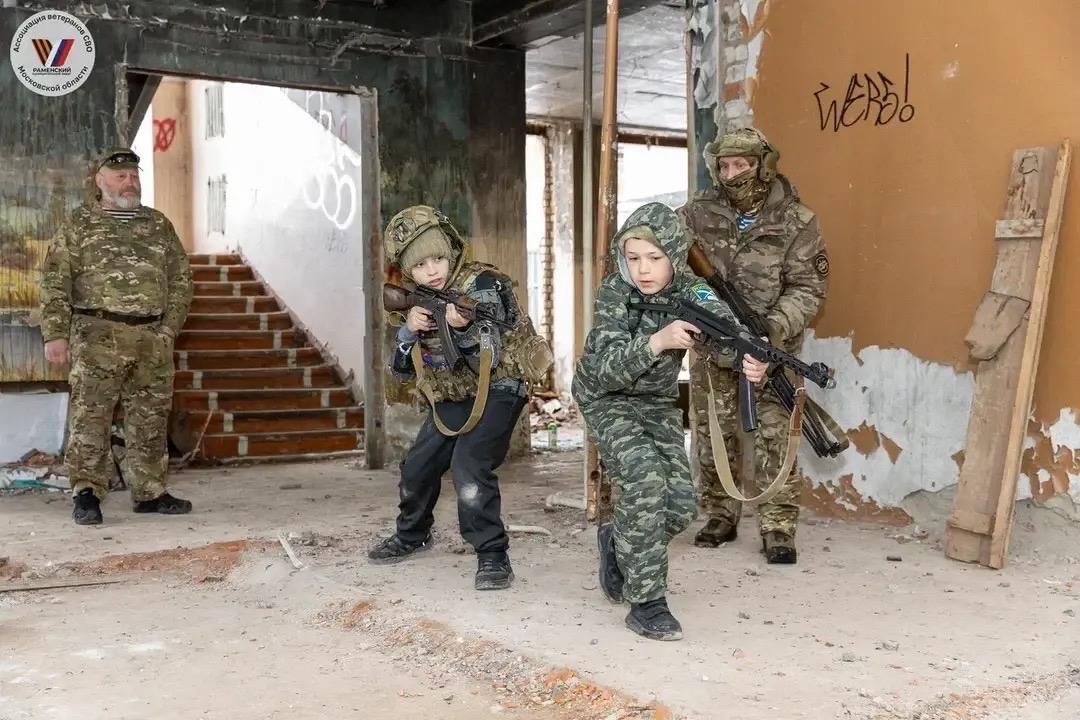 Пятиклассников в Подмосковье учили «зачистке здания» и эвакуации раненых