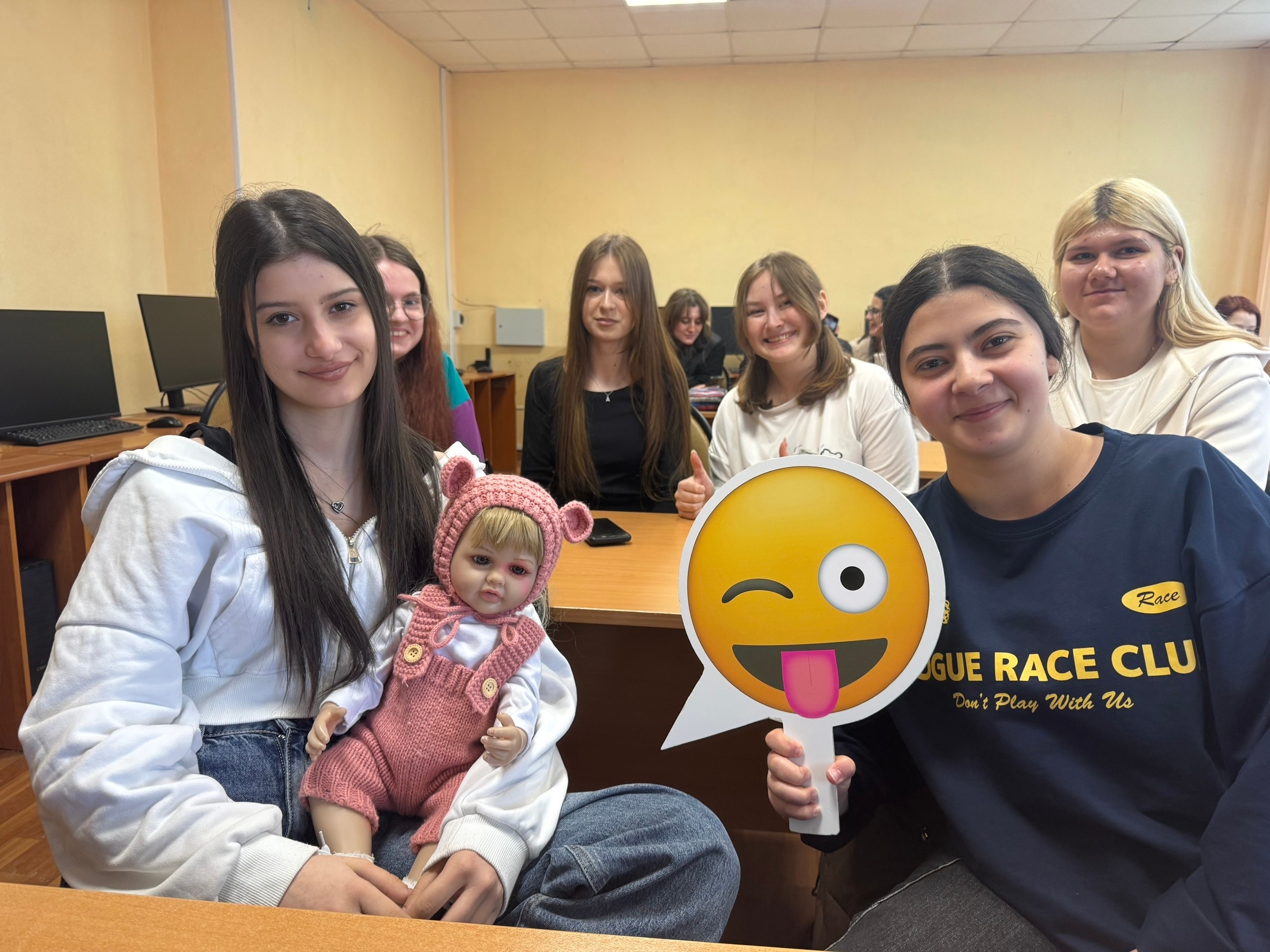 “Pregnancy and studies are compatible”: how female students are encouraged to give birth during their education